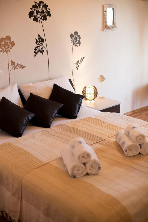 Apartments Mediterranea With Heated Pool Pisak Exterior foto